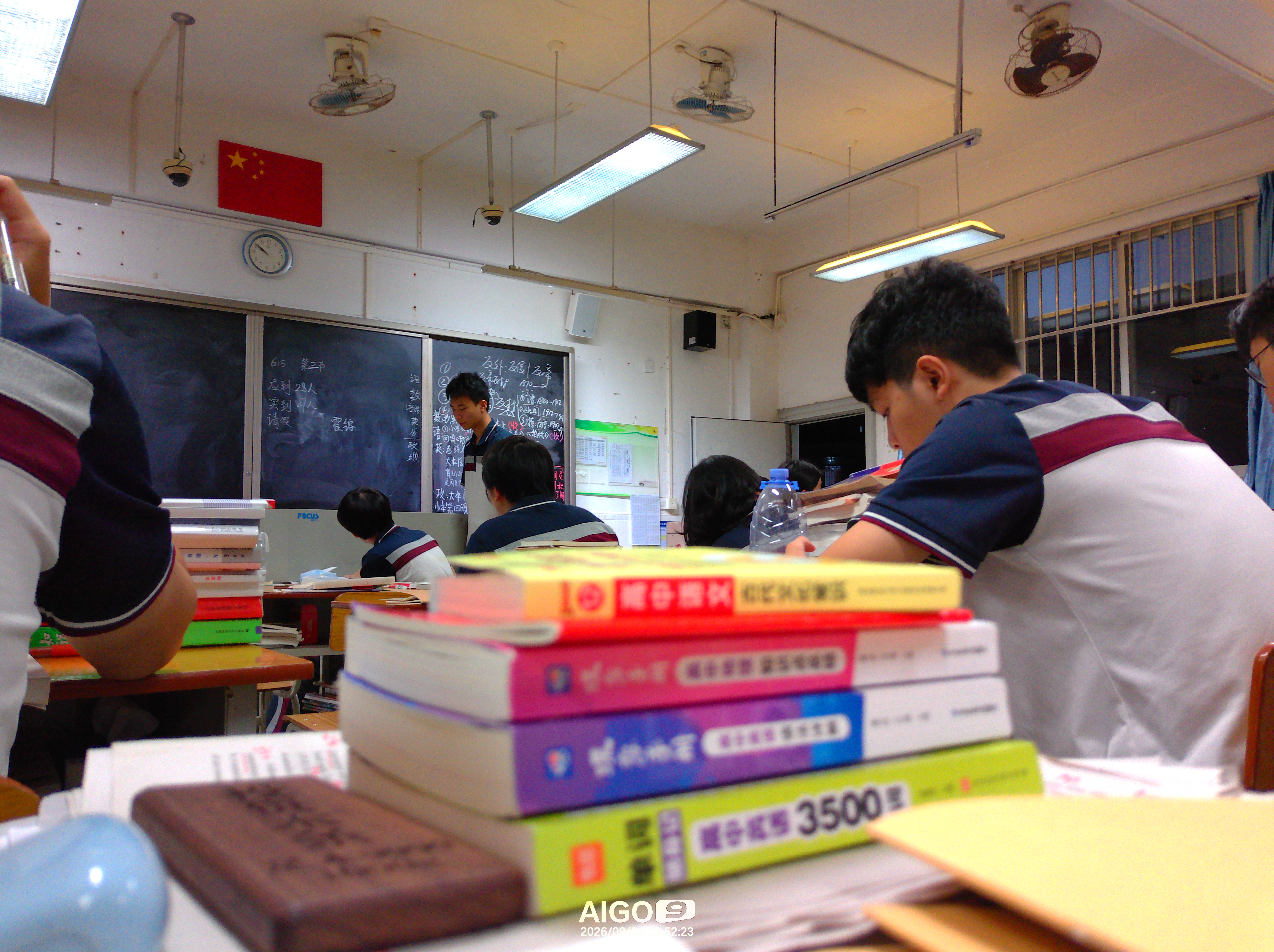 第三节晚自习下课后大家雷打不动 第三节晚自习下课后大家雷打不动